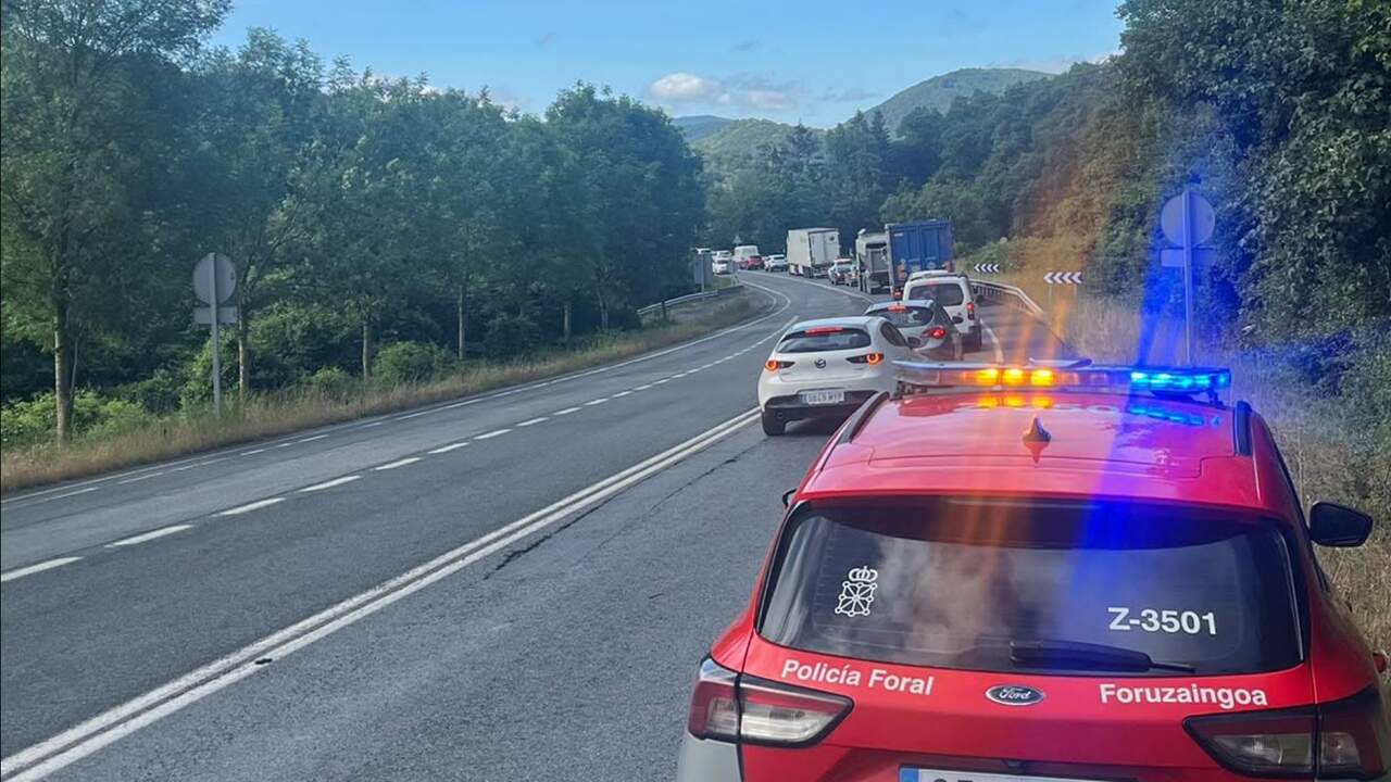 Tráfico interrumpido en sentido Pamplona por un camión averiado en una carretera de Navarra