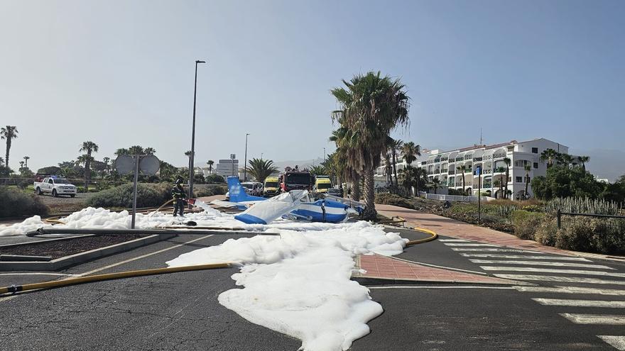 Una avioneta aterriza de emergencia en mitad de una calle y choca contra una rotonda de Tenerife