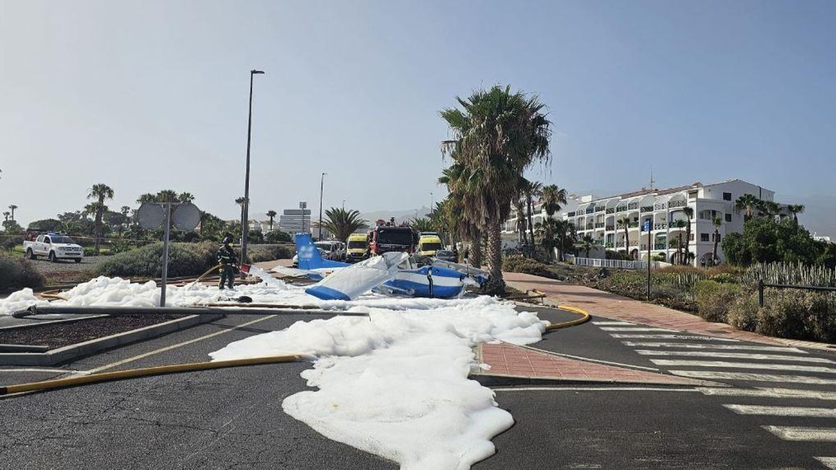 Una avioneta ha aterrizado de emergencia en la tarde de este jueves en una calle en la zona de Amarilla Golf, en el sur de Tenerife.