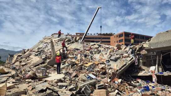 Los Bomberos de Huelva siguen buscando supervivientes tras el terremoto de Venezuela