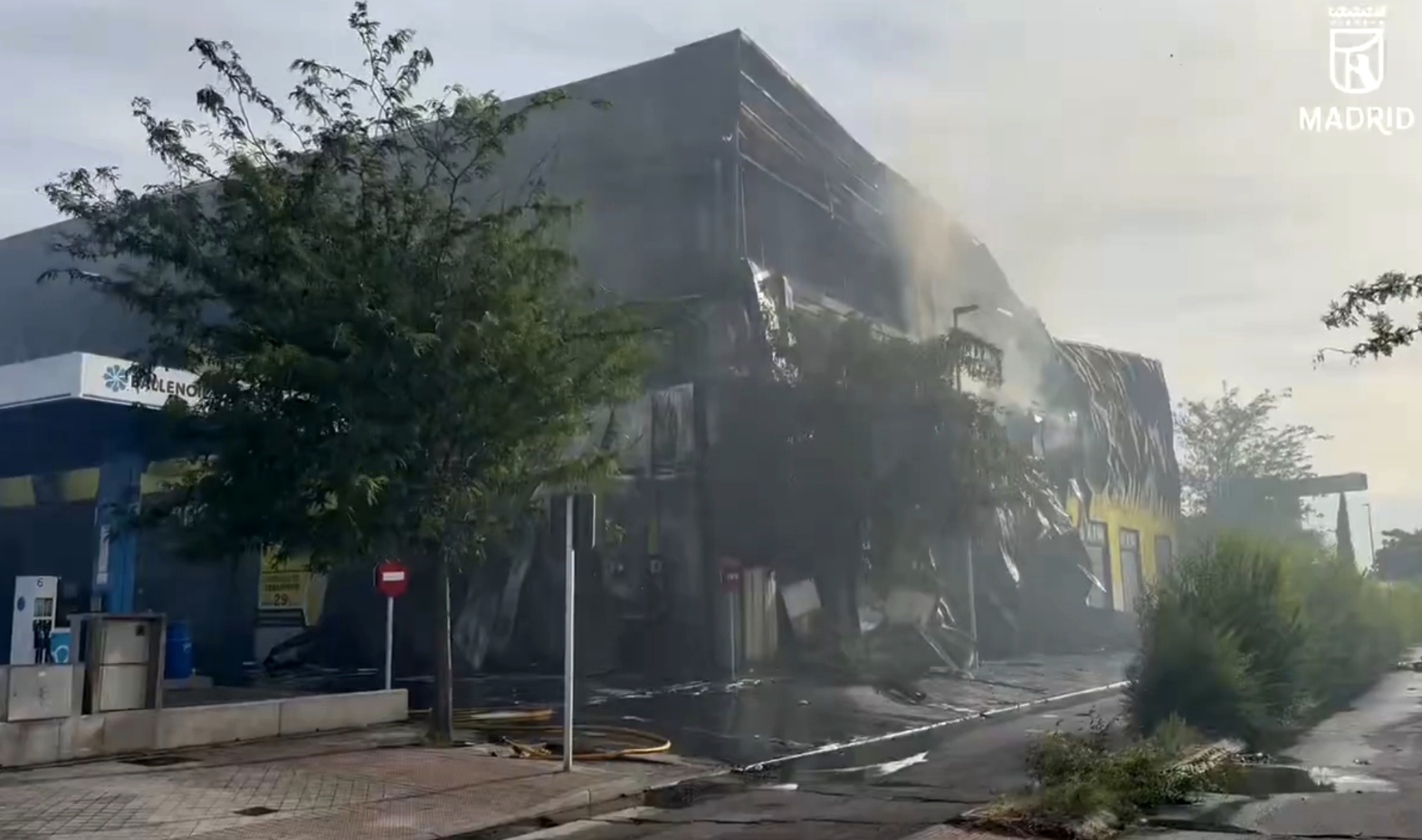 Bomberos de Madrid pasan más de 12 horas luchando contra incendio en nave de trasteros en Villaverde