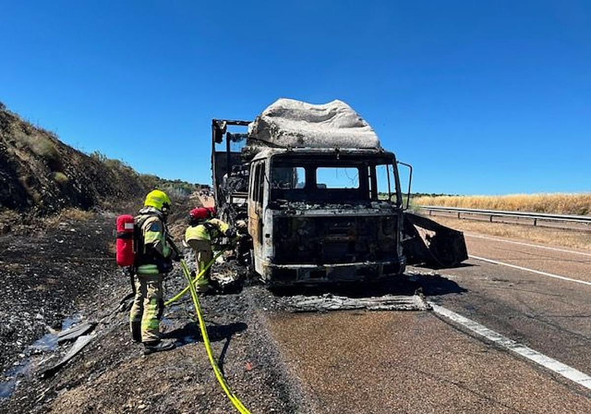 Bomberos del Sepei intervienen en incendio de camión con productos peligrosos en la A-5, en Cáceres
