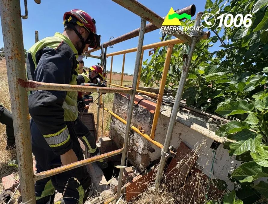 Bomberos rescatan a persona que cae a pozo en Calzada de Calatrava
