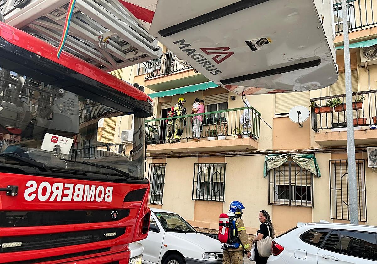 Rescatada una familia atrapada por un incendio en una vivienda en Cáceres
