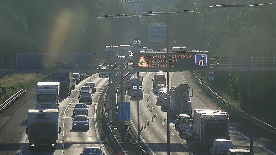 Colas en la N-I por un accidente en Lasarte-Oria