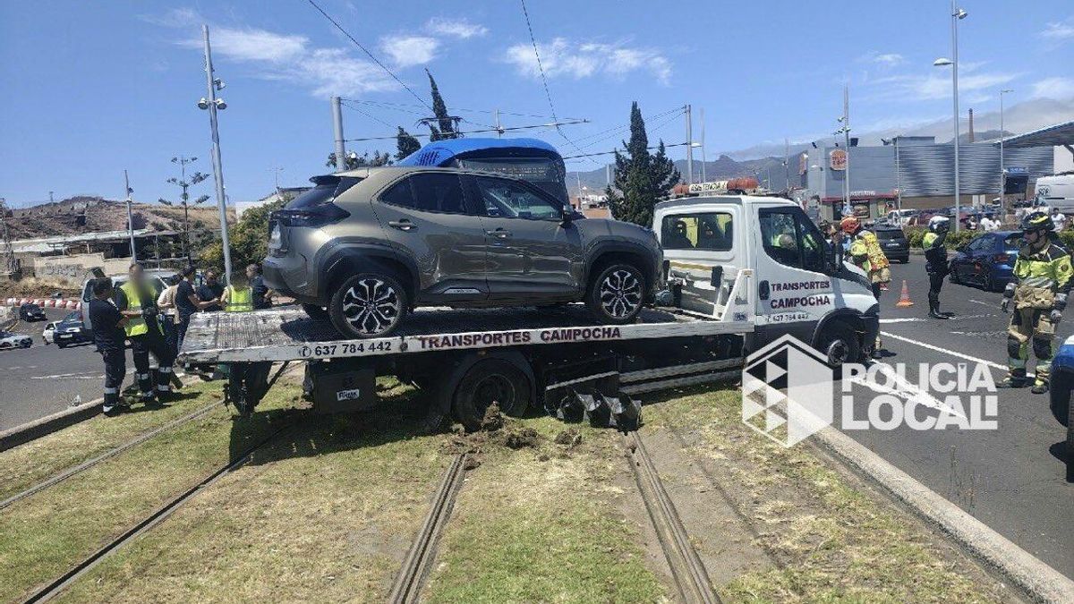 El coche grúa que impactó contra el tranvía, en el lugar del accidente.