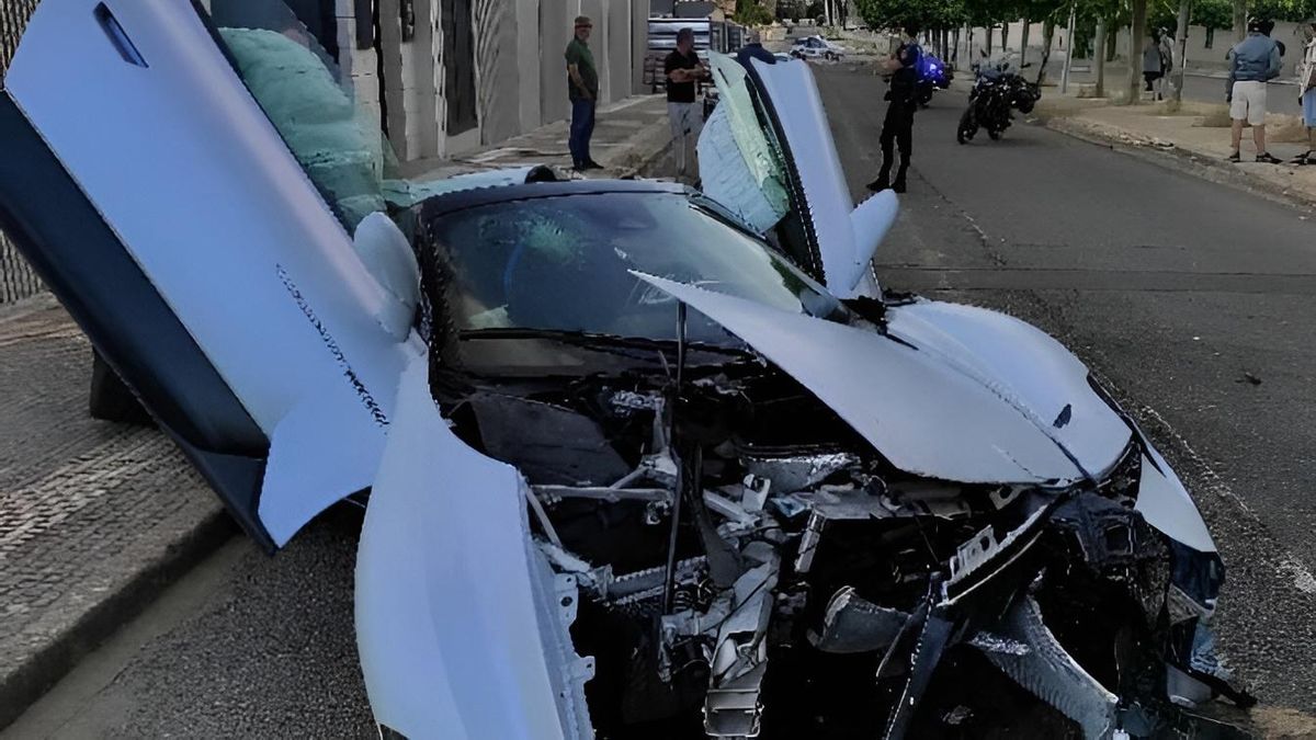 La Policía Local de Tráfico de León junto al Maserati blanco destrozado en un accidente en León.