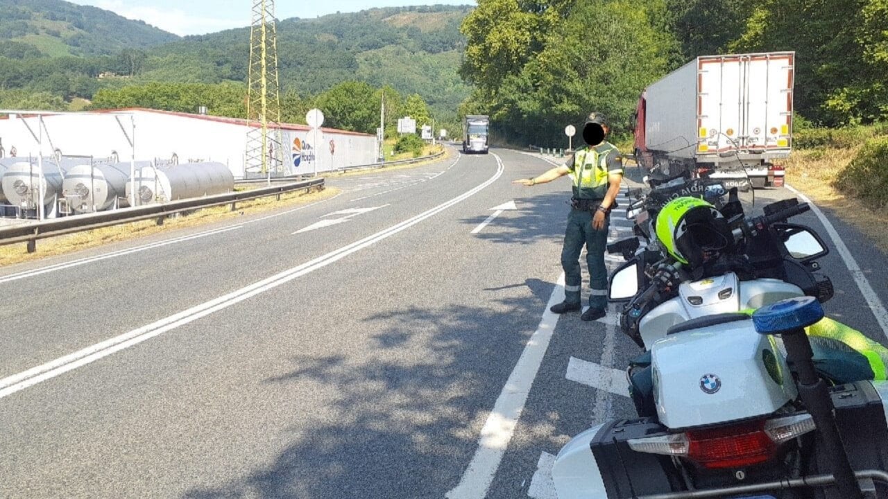 Un ciclista acaba en el hospital tras chocar contra un poste en plena carretera de un pueblo de Navarra