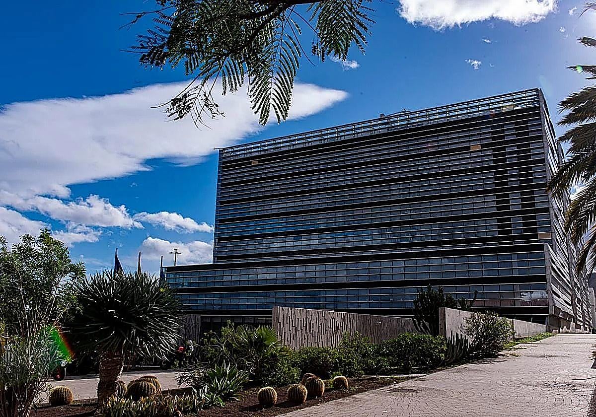 Condenan a doce años de cárcel a profesor por abusar de alumnas en Las Palmas de Gran Canaria