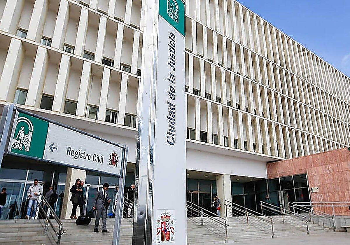 Condenan a los padres que dejaron solos a sus tres hijos pequeños para irse de fiesta en Benalmádena
