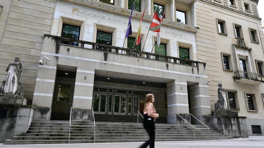 Condenan a la profesora de un colegio de Bizkaia por bajarle los pantalones a un alumno