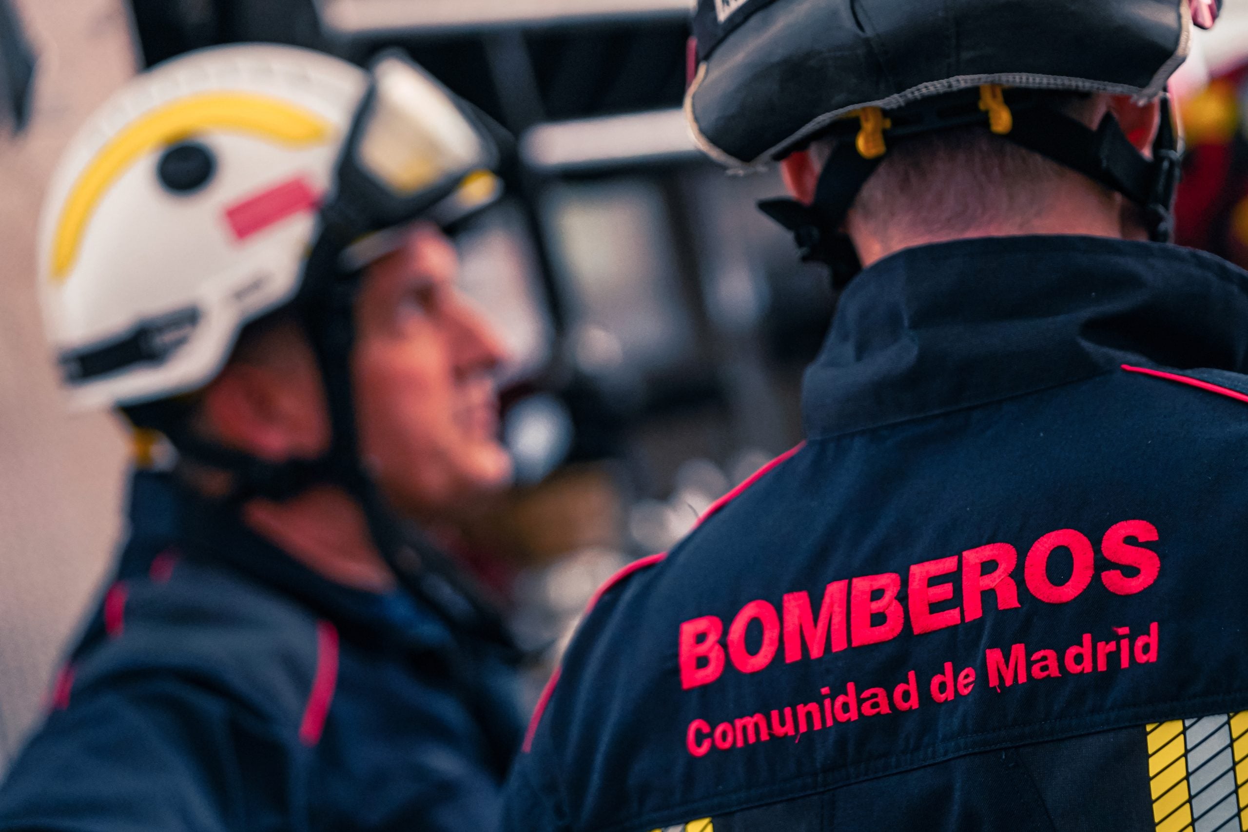 Controlado incendio en nave de San Fernando de Henares con productos de piscina en llamas