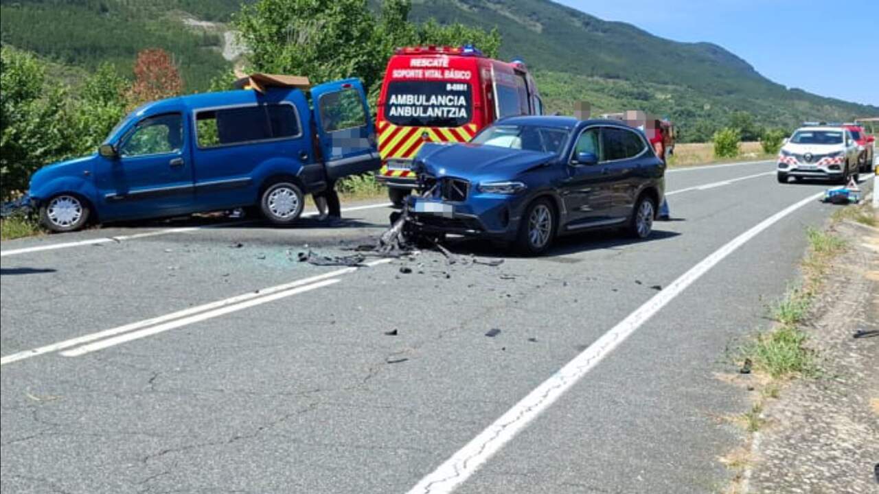 Un grave accidente entre dos coches deja cuatro personas heridas en una localidad de Navarra