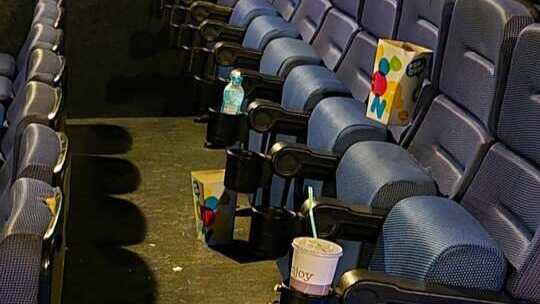 Un onubense estalla al ver cómo quedó una sala del cine de Holea tras la película de Toy Story 5