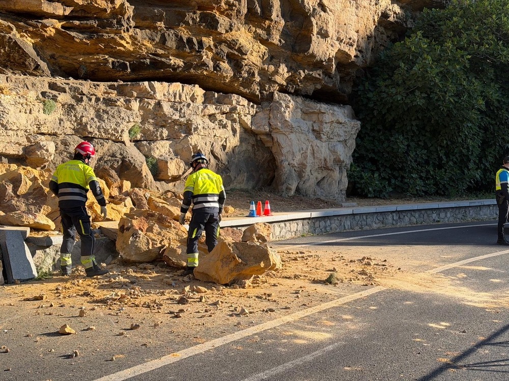 Un derrumbe de piedras corta un carril en La Fuencisla