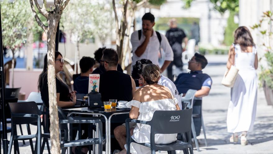 Tres detenidos tras robar casi 1.200 mesas y sillas de establecimientos hosteleros