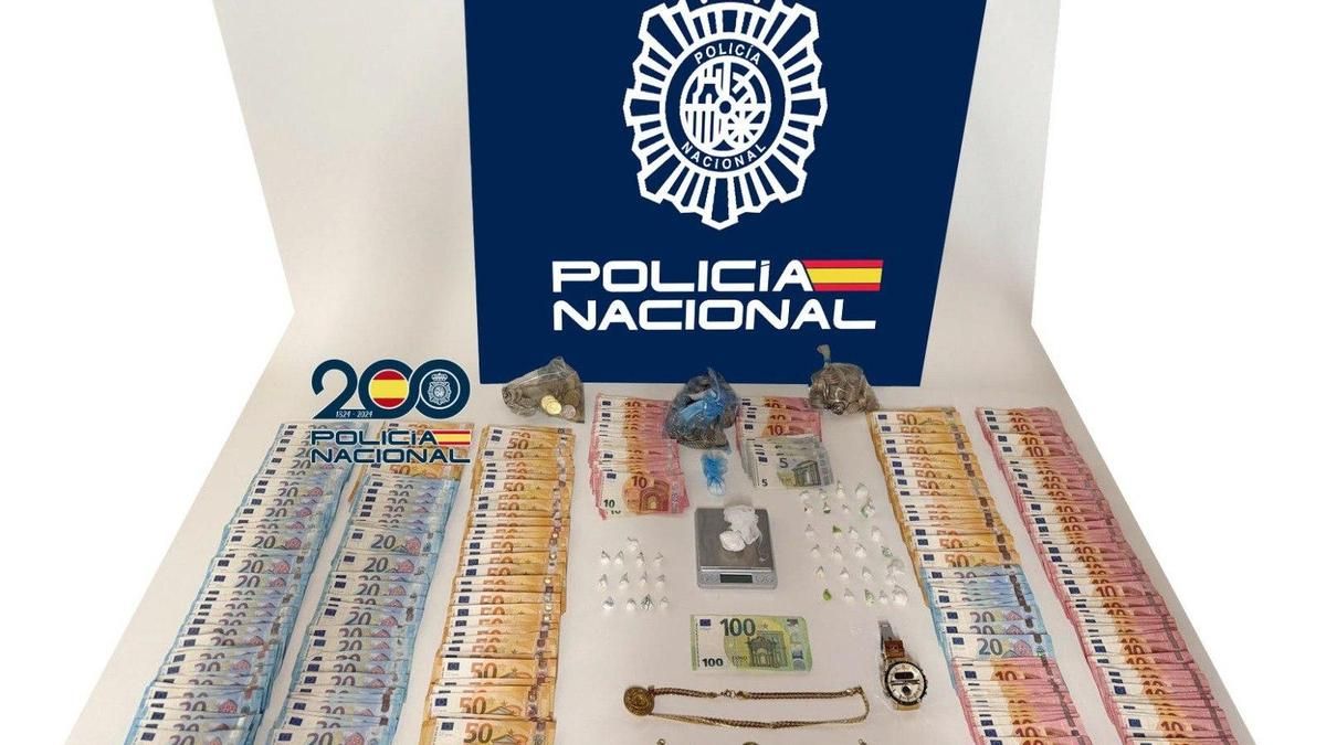 Dinero y drogas intervenidas a los dos detenidos en León y San Andrés del Rabanedo.
