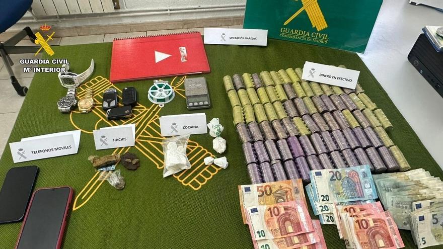 Desmantelado un narcopiso en Madrid tras las quejas de los vecinos por vehículos mal aparcados en la puerta