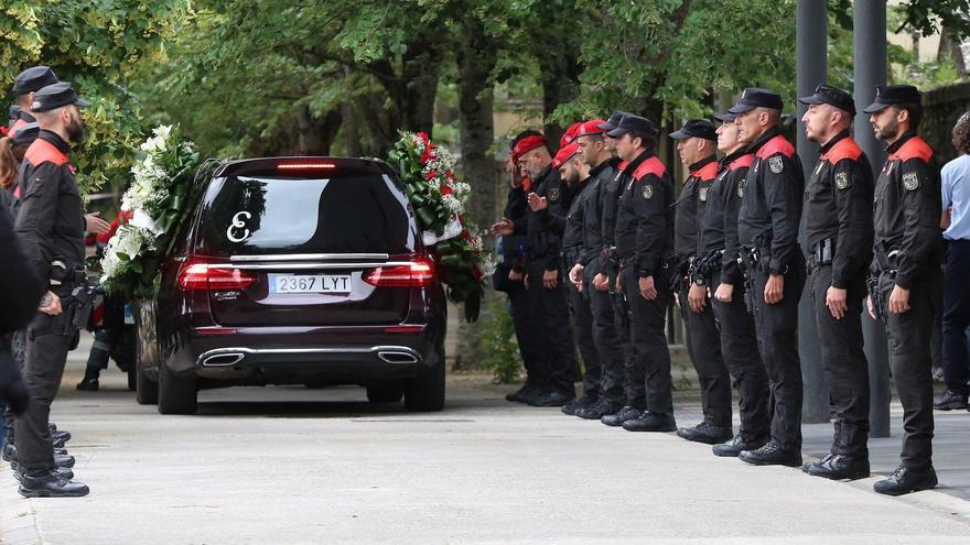 Despedida a los policías forales en el cementerio de Pamplona