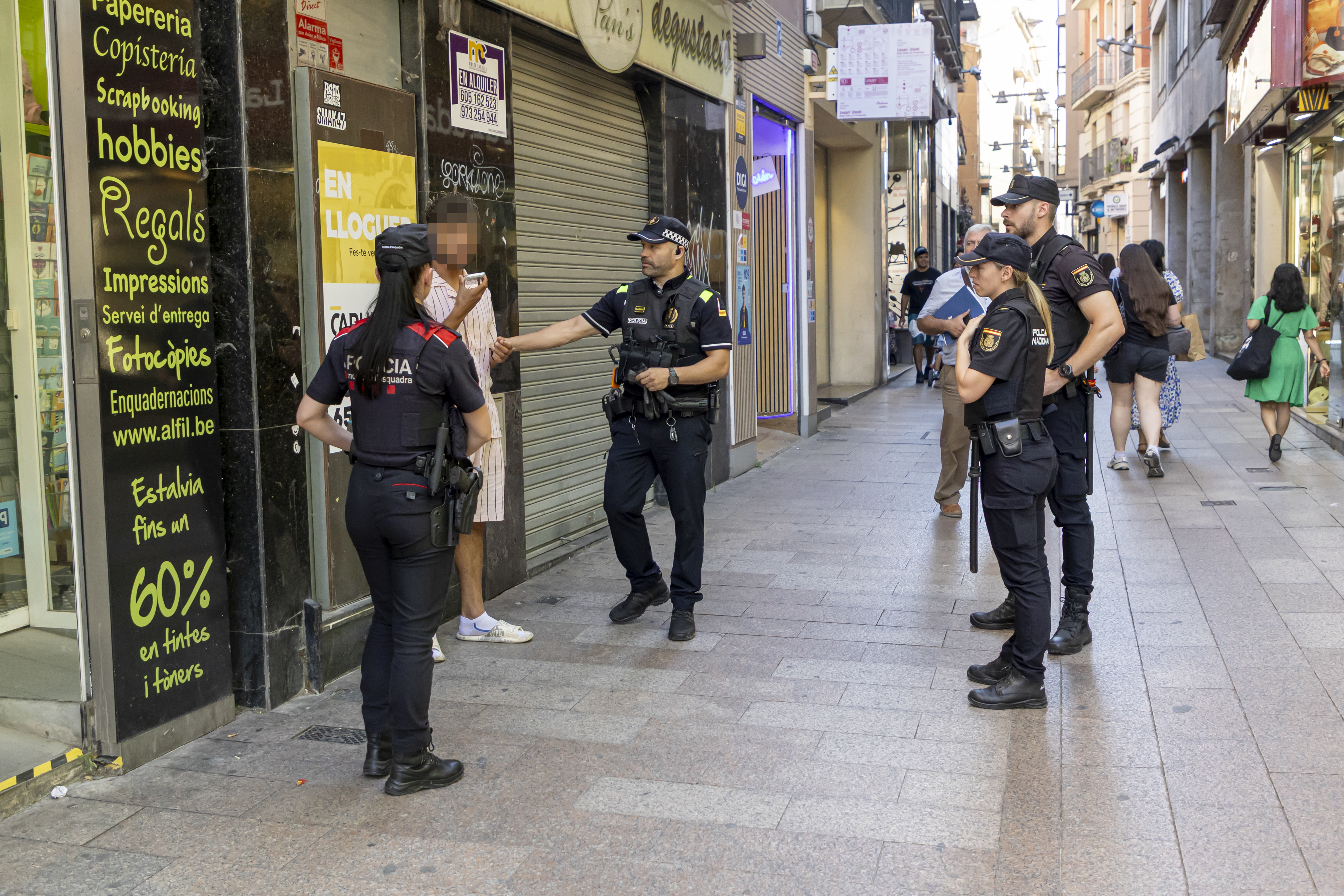 Patrulles policials ahir per l’Eix Comercial en el marc d’un dispositiu Kanpai.