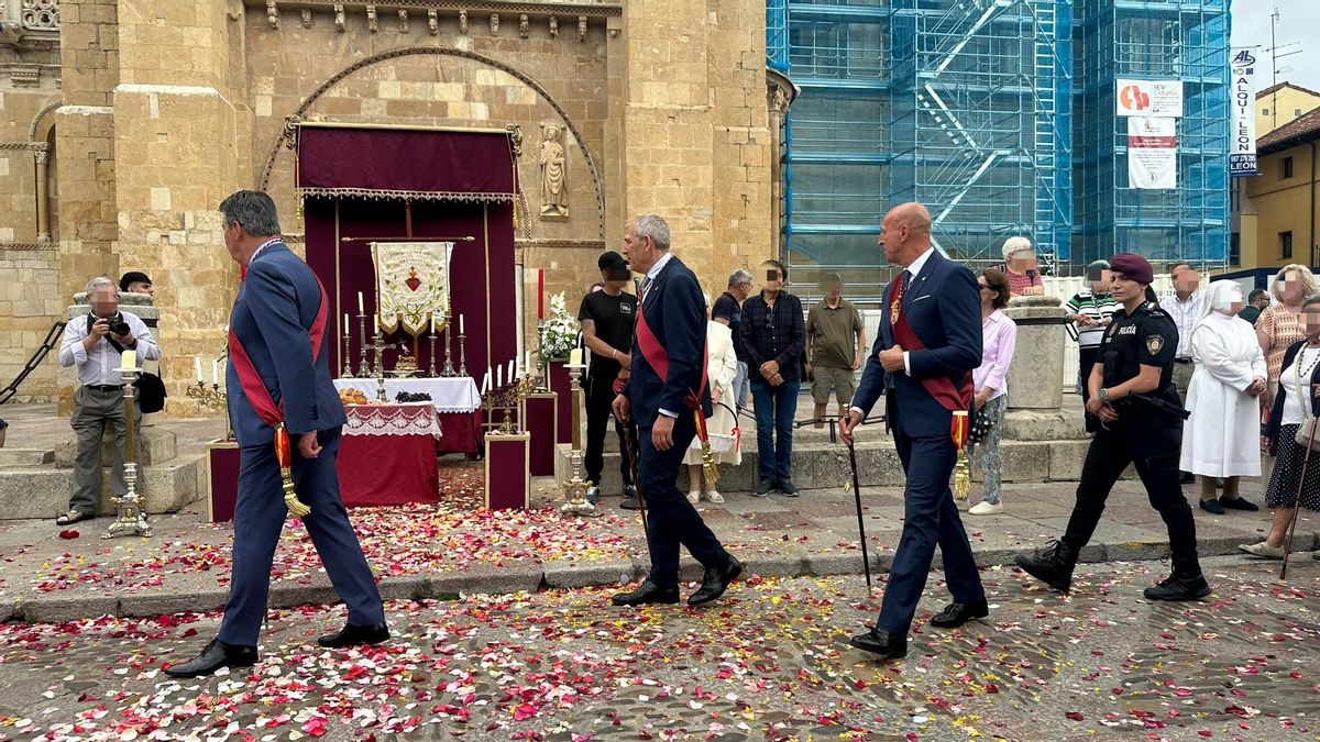 Parte de la Corporación municipal de León en la procesión del Corpus, custodiada por la Policía Local.