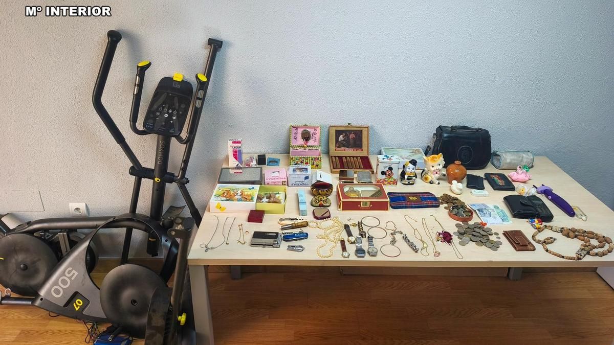Objetos robados y recuperados tras la detención de la presunta autora.