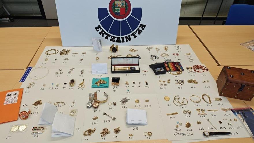 Detenida por robar "gran cantidad de joyas" en pisos y residencias de mayores de Gipuzkoa