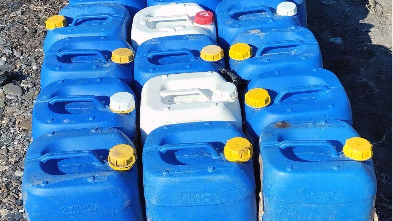 Pillados en una playa de Lorca con casi 600 litros de combustible para abastecer embarcaciones ilegales