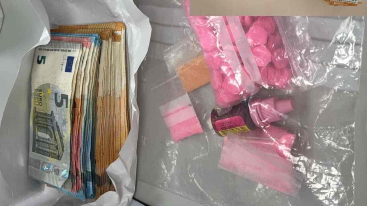 Cazado en Navarra un conductor con su hija menor en el coche con 250 pastillas de éxtasis y 4.500 euros: iban a un festival