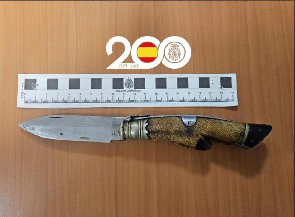 Un hombre amenaza con pegar dos tiros a tres jóvenes