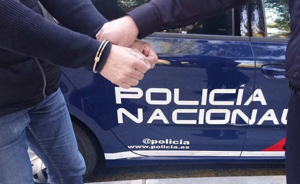 Un hombre enseña sus genitales y agrede a varios policías
