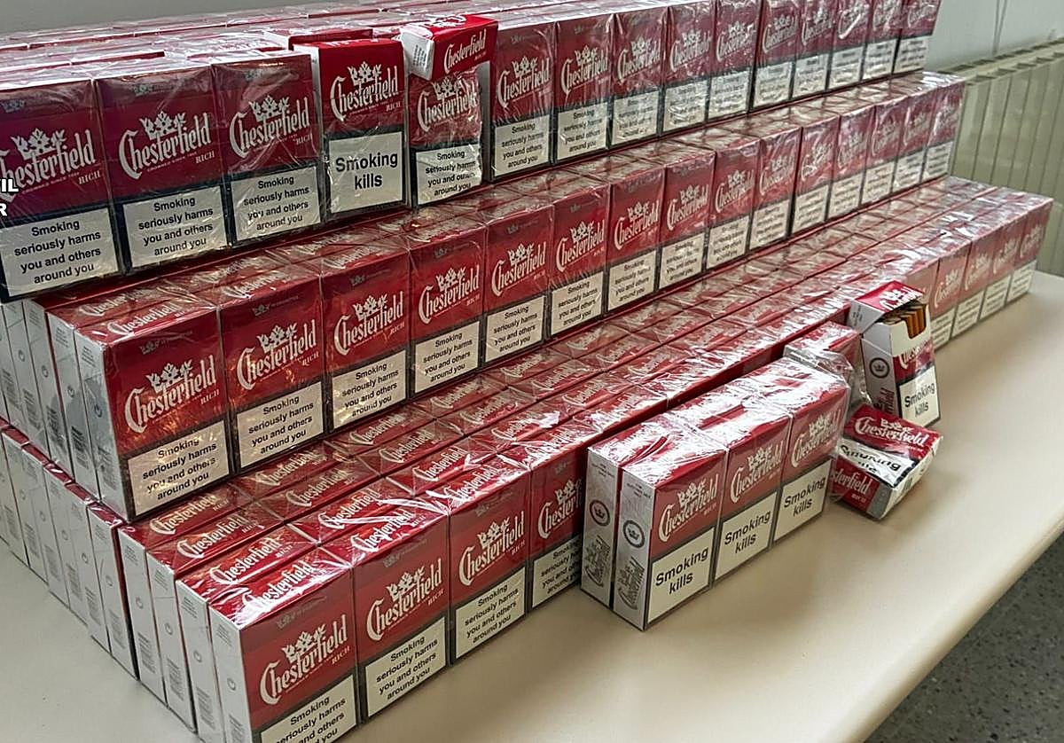 Sucesos: Detenido por conducción temeraria tras huir de un control y arrojar 440 cajetillas de tabaco en la persecución