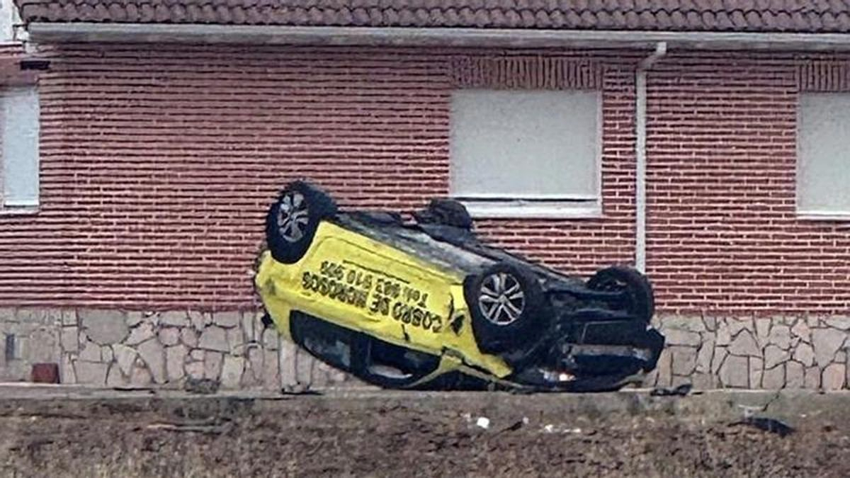 Estado en el que quedó el vehículo de la empresa de gestión de cobros tras el incidente en Villamuñío, en el municipio de El Burgo Ranero.