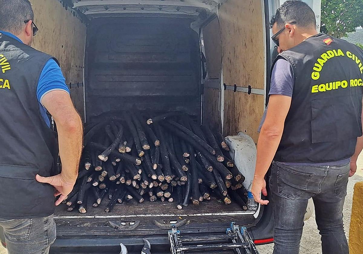 Sucesos: Detenidos dos vecinos de Córdoba por robar cable de cobre de líneas de telecomunicación de Pinofranqueado