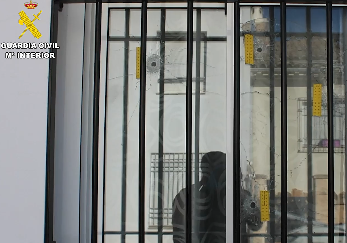 Detenidos dos hombres por tiroteo a una vivienda en Cuevas Bajas: sospechosos implicados en narcotráfico y con un arsenal de guerra