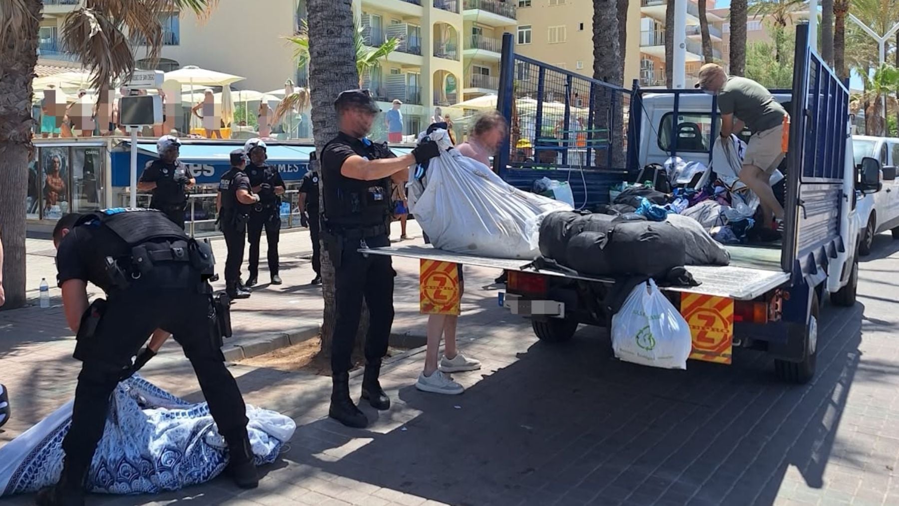 Detenidos dos manteros en Palma por resistencia y atentado a la autoridad en una redada contra el ‘top manta’