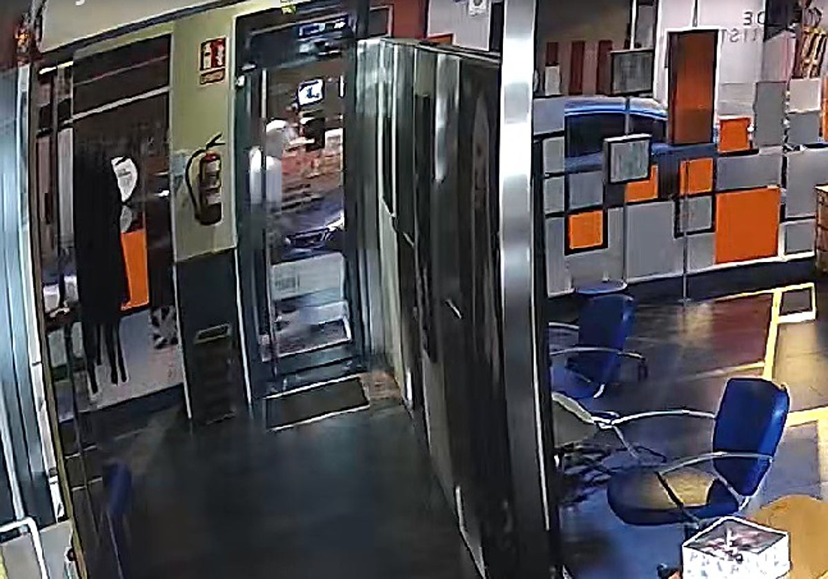 Agrede a dos personas en Corvera para robar un botín de 35 euros y un boleto de lotería