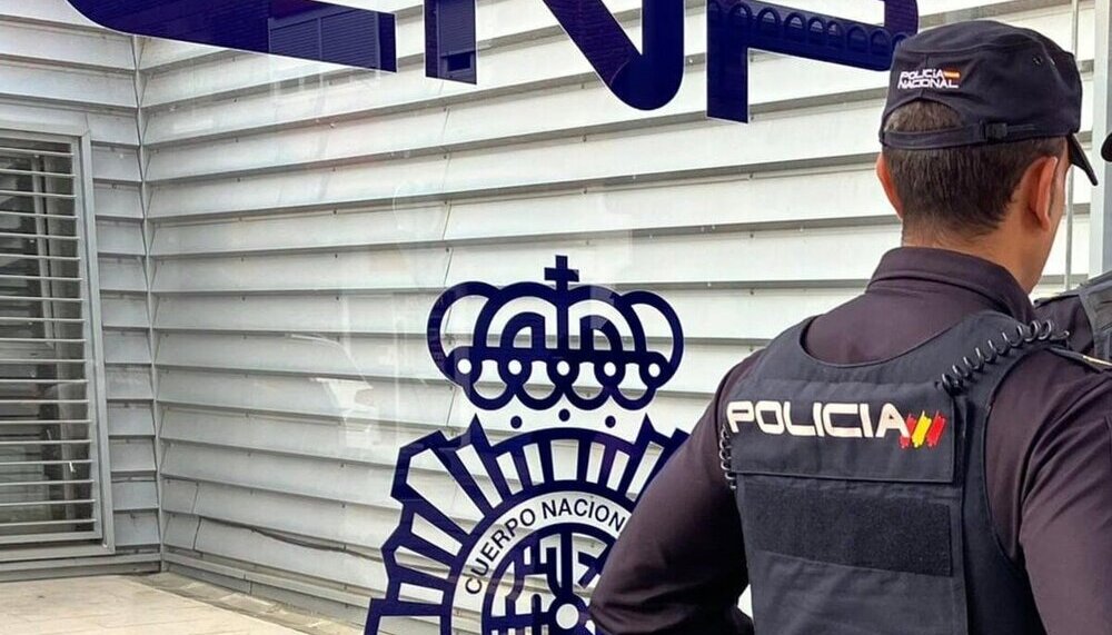 Arrestan a un menor al pegar a una mujer para robarle el móvil