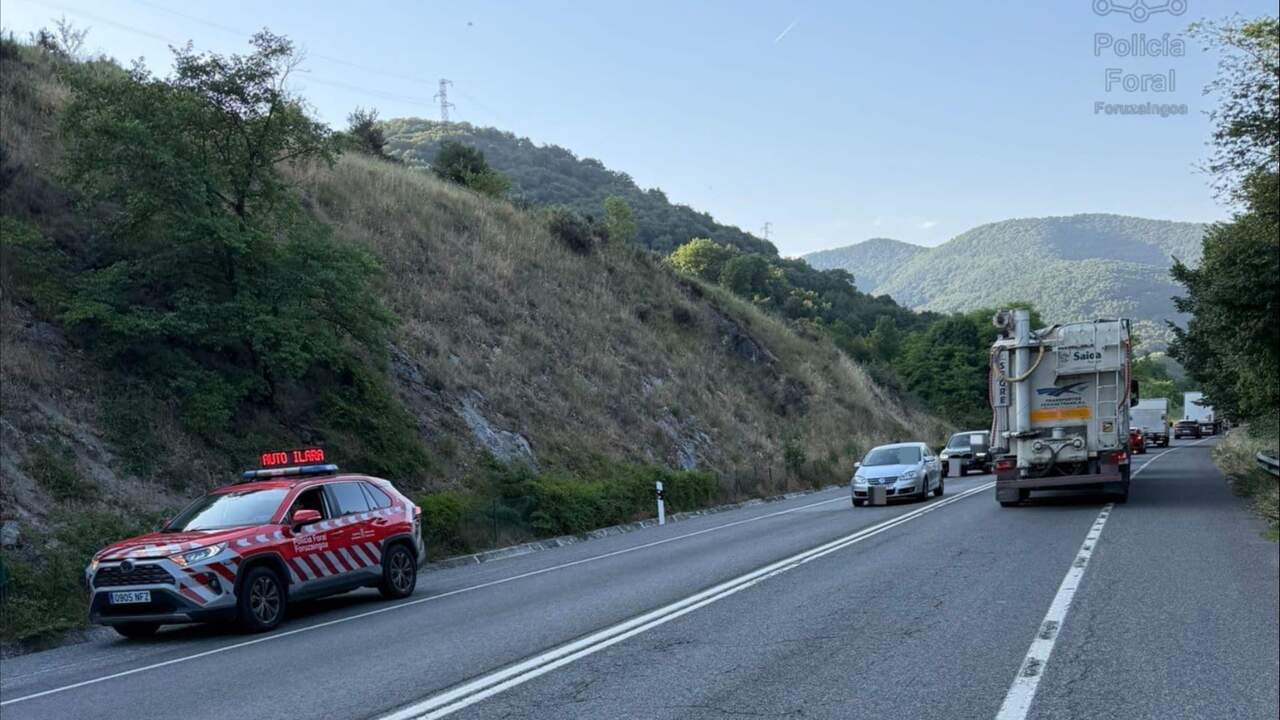 Dos accidentes múltiples en la misma carretera navarra obligan a la Policía Foral a regular la circulación