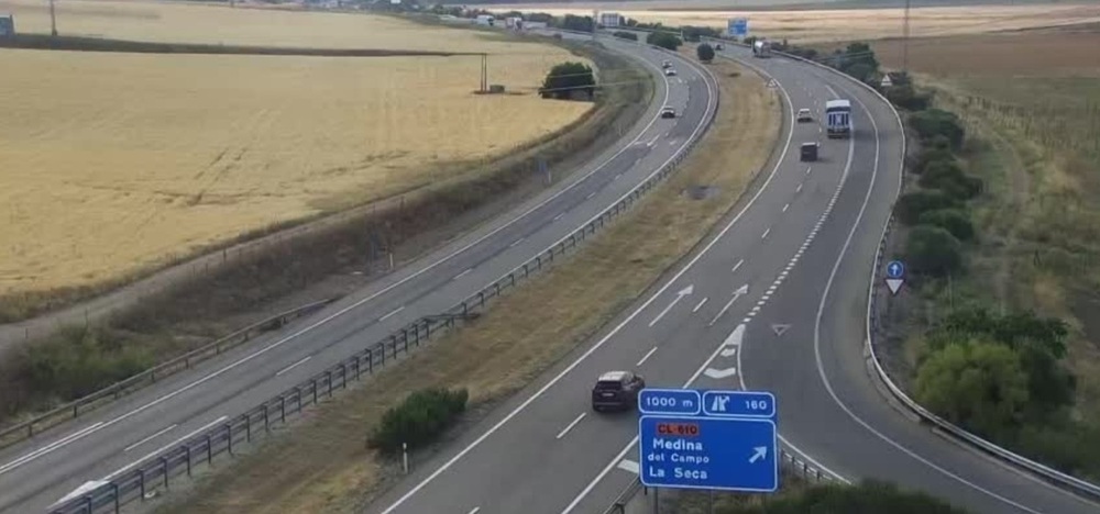 Dos heridos tras chocar un coche y un camión en la A-6