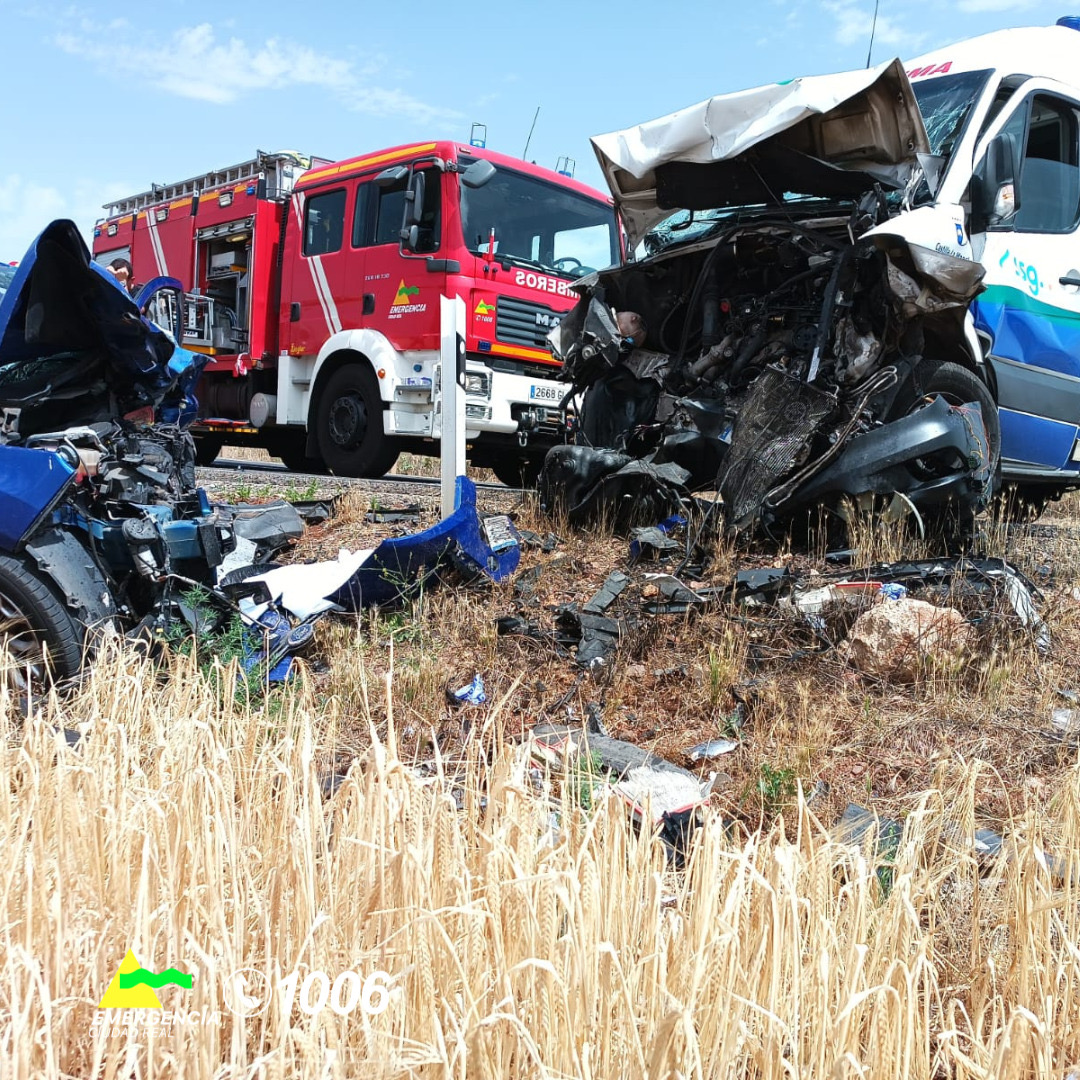 Dos personas heridas tras la colisión entre una ambulancia y un vehículo en la N-430 a la altura de Poblete