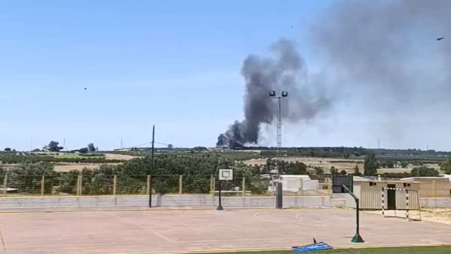 Alerta en Almonte por dos incendios activos en la planta de reciclaje de Montehigo y Venta la Piedra
