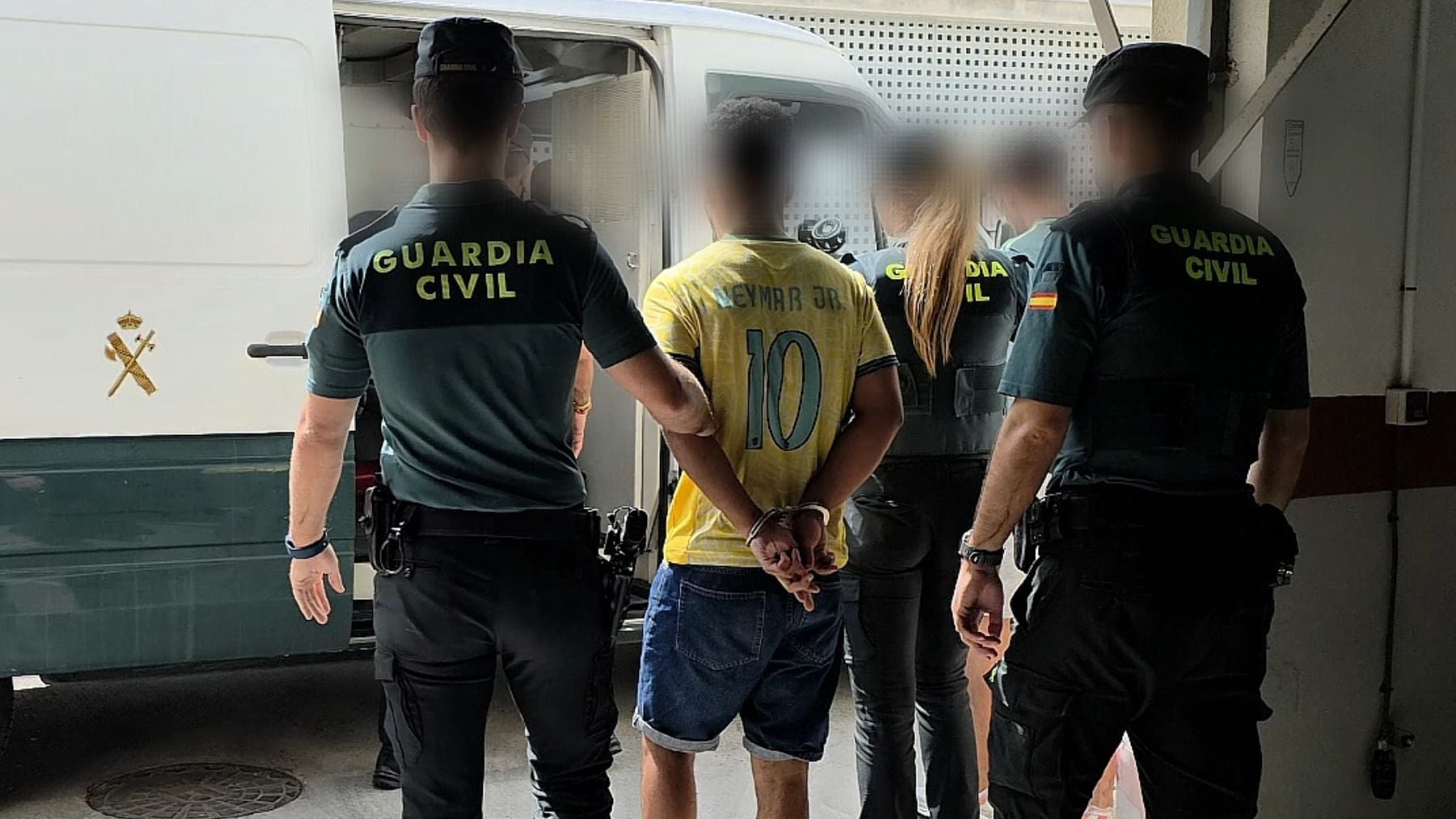 Pillan a dos jóvenes magrebíes intentando okupar una casa de Sa Pobla tras forzar una ventana