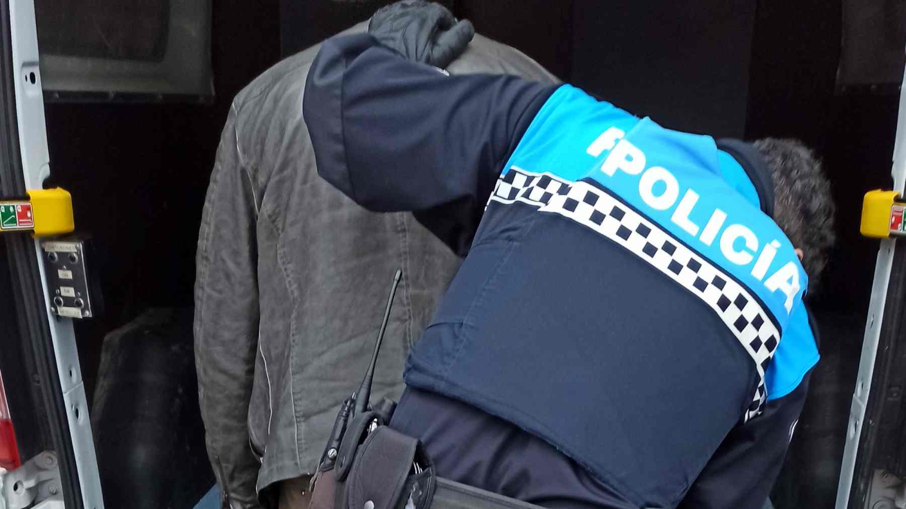 Dos menas tutelados por el Gobierno de Navarra roban a una anciana en la puerta de su casa tras pedirle un vaso de agua