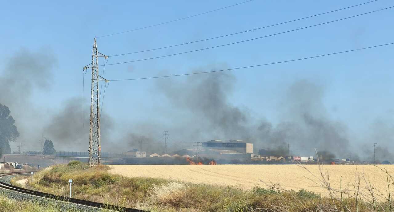 Infoca y Consorcio combaten varios incendios esta tarde en Gibraleón y Huelva capital