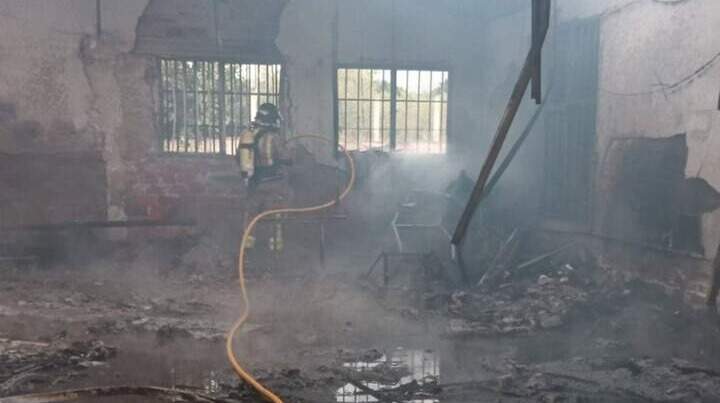 Extinguido un incendio en una nave industrial de Yecla