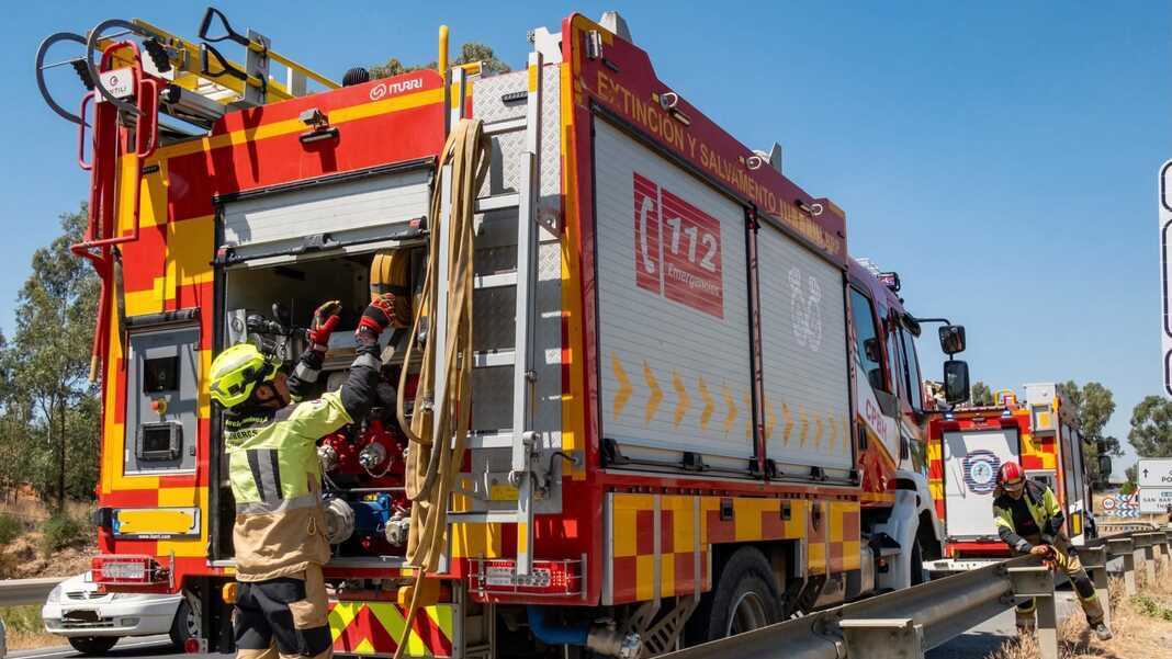 Los bomberos piden ayuda a los vecinos para que faciliten el agua de sus piscinas para combatir el incendio