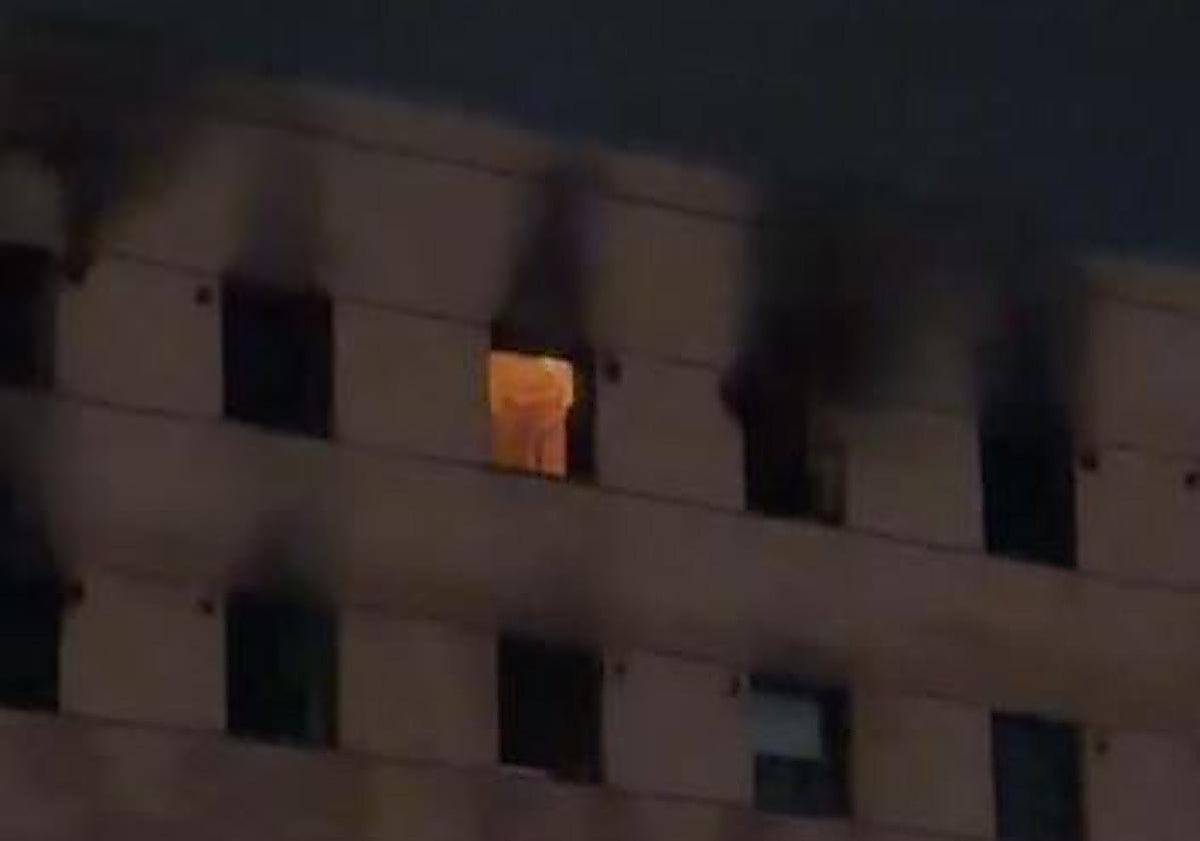 El fuego reaviva el caos en el hotel Ibis de Málaga casi un mes después del devastador incendio