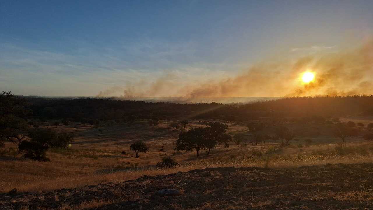 Noche intensa en Alosno: el incendio sigue activo y obliga a reforzar el operativo