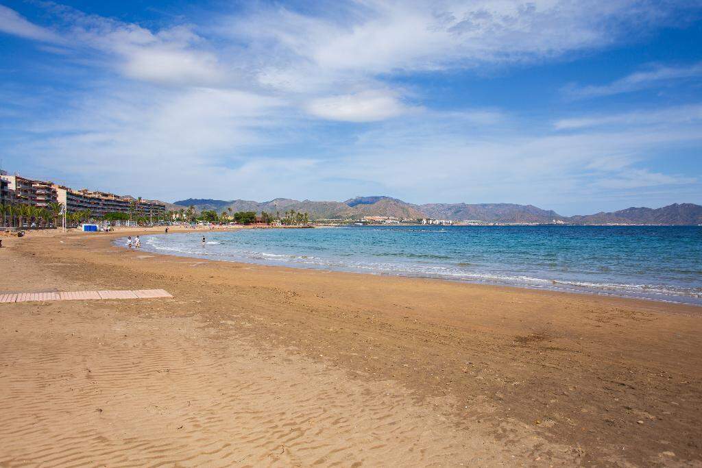 Muere un hombre de 77 años tras ser rescatado del agua en una playa de Mazarrón